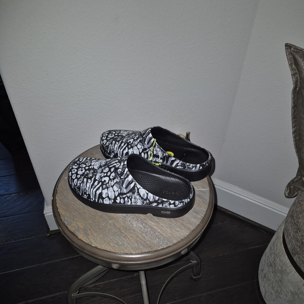 OOFOS Ooclog Limited Combo Camo Women’s Size 9 NWT Recovery Clogs